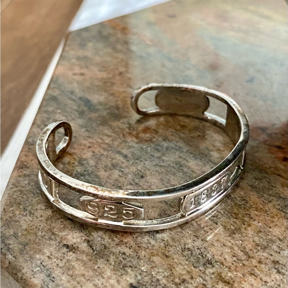 Tiffany & Co Elements Cuff Stunning inside circumferance is 6.5”
VERY FIRM​